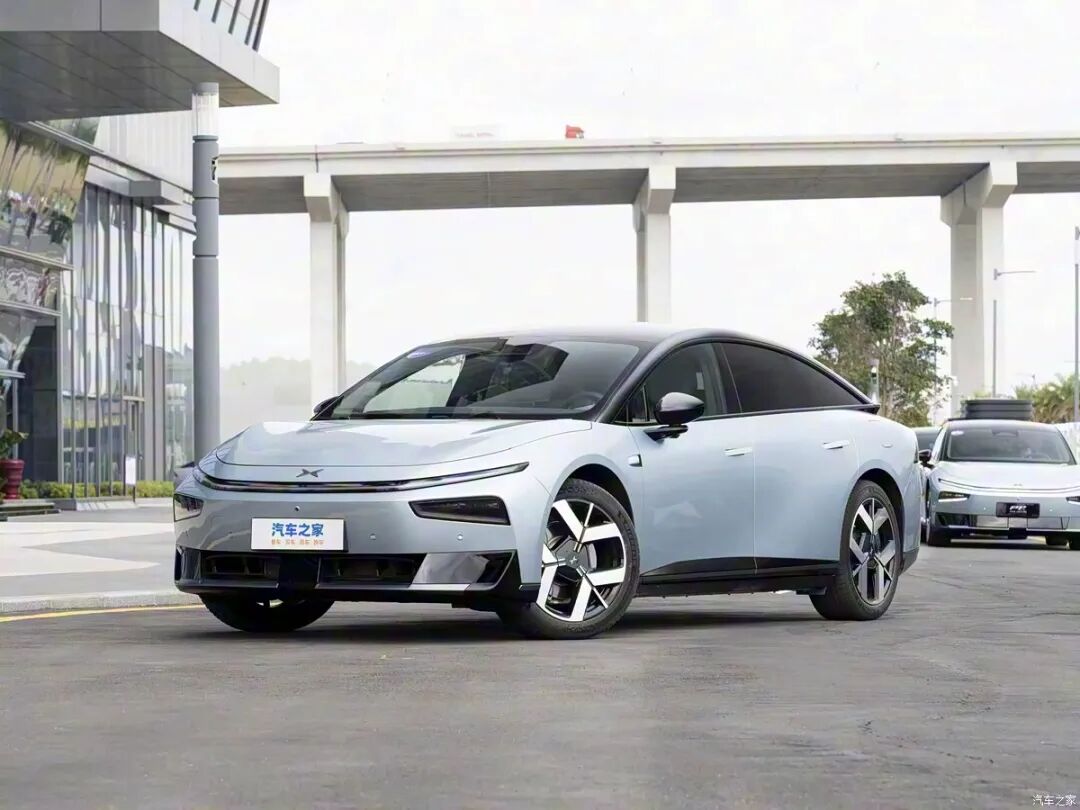 一体式星轨贯穿尾灯，悬浮车顶+双层扰流板，256色星瀑式氛围灯，续航里程1550公里！